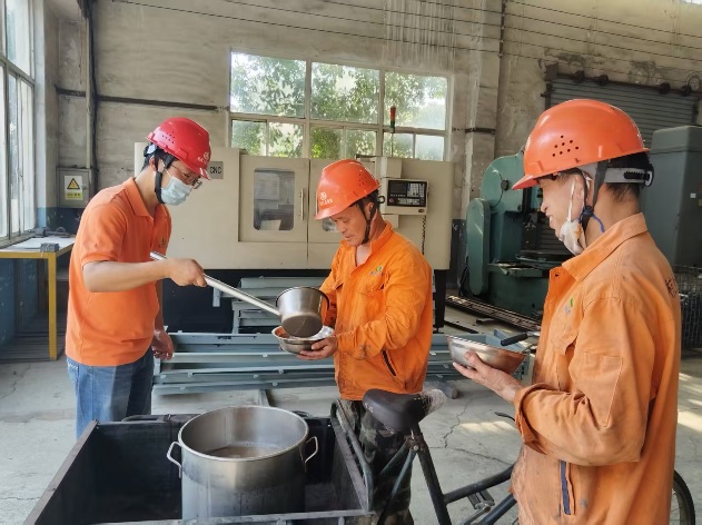 夏日送清涼 關(guān)愛(ài)暖人心